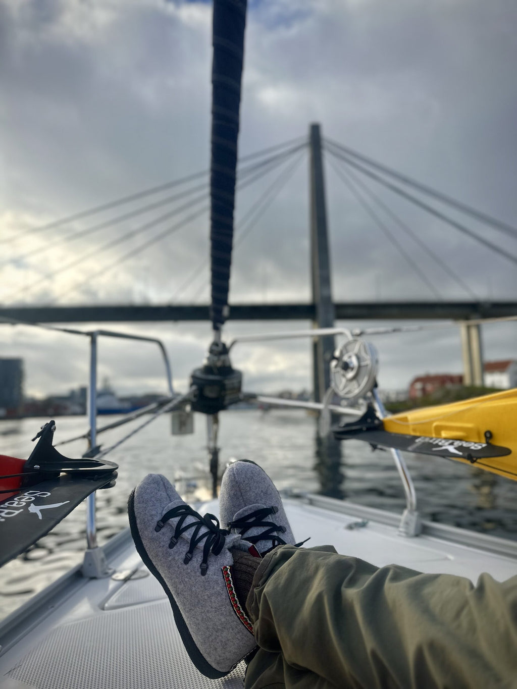 Afterski i grå i seilbåt