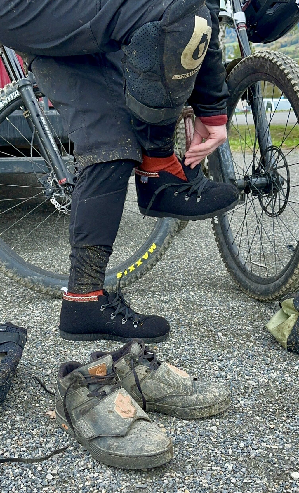 Afterski i sort på sykkel