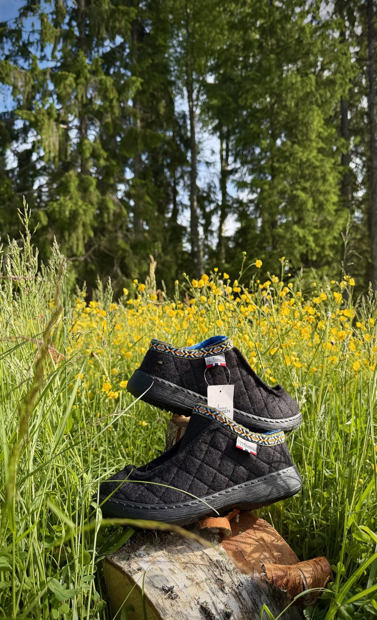 Nesnakloggen i svart ullfilt på en stubbe