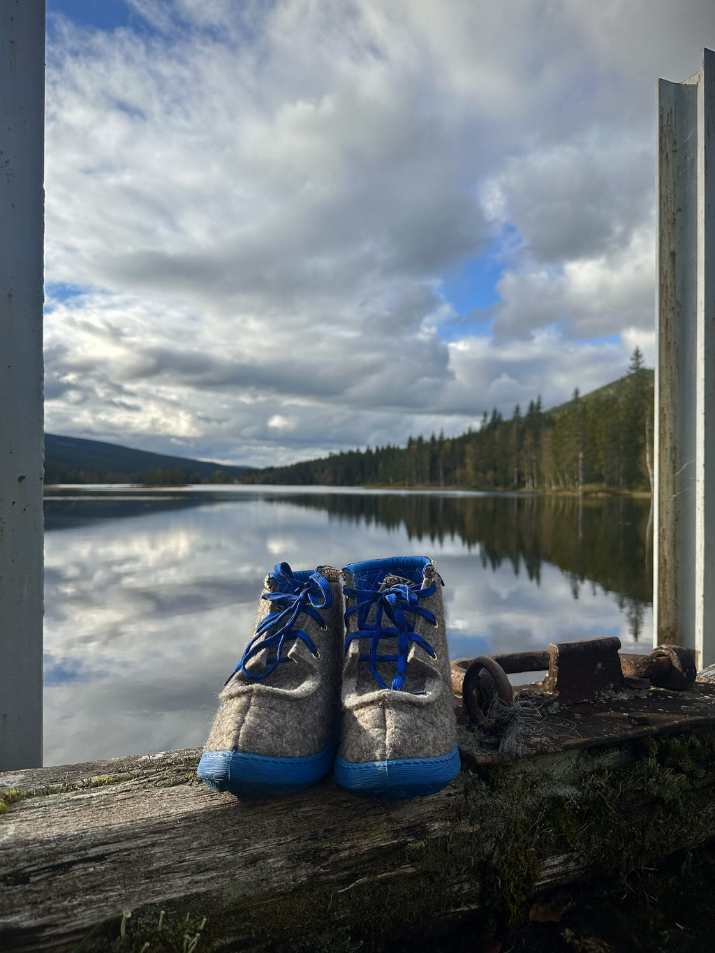 Nesnalobben Original i grå ullfilt ved vannet