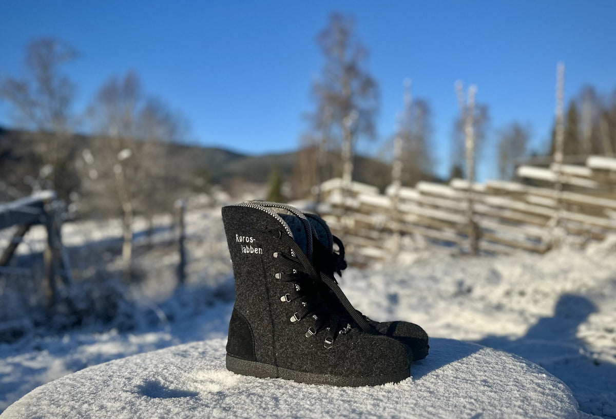 Røroslabben i sort i snøen