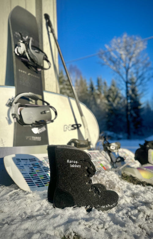Røroslabben i sort med snowboard